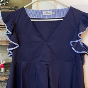Vineyard Vines Size L Adorable Navy Top in EUC.